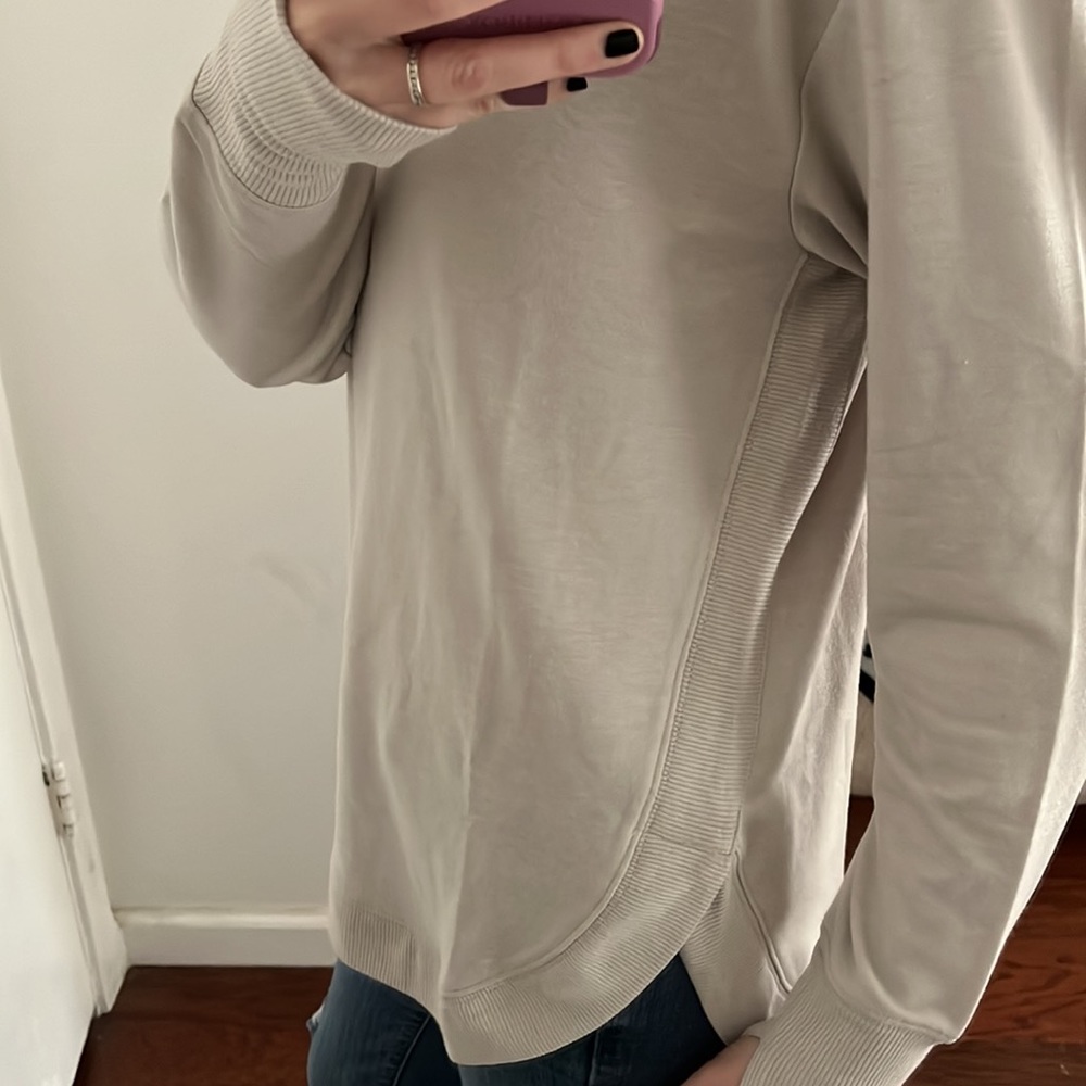 NWT Soft Rounded Hem Tee with Thumb Holes - Picture 12 of 13